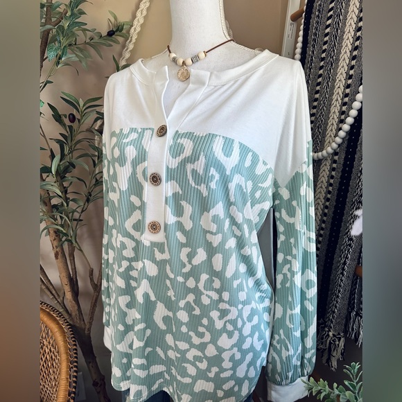 Macaron Leopard Print Ribbed Button Henley Top Large - Picture 2 of 7